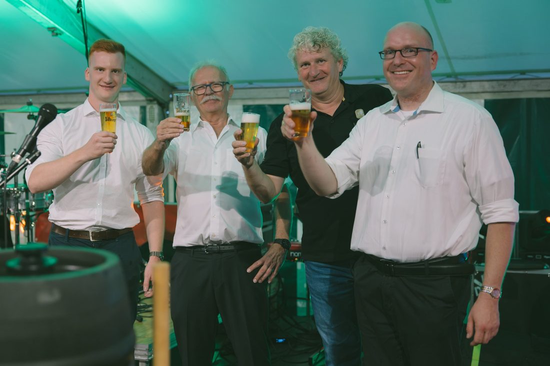 Jonas Klar mit dem Orga-Team des Schweicher Heimat-, Wein- und Erntedankfestes beim Anstoßen nach der Eröffnung