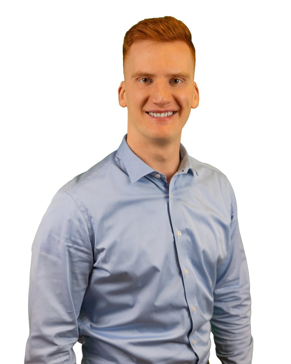 Jonas Klar – freundliches Porträtfoto im blauen Hemd